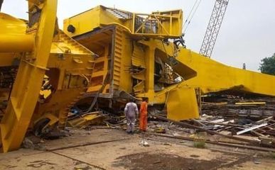 印度核潜艇造船厂传噩耗,巨型起重机轰隆一声崩塌,11人被压碎!
