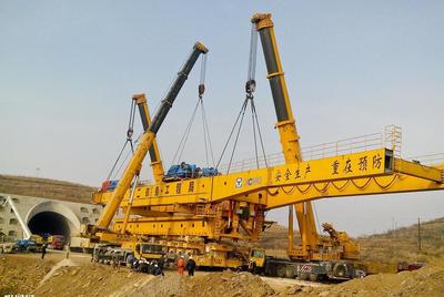 中国制造创纪录 世界级国产起重机完成4606吨“世界第一吊”